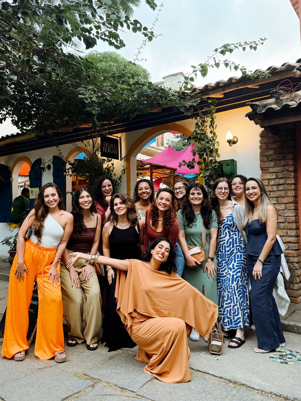 Mentoradas do Eleva reunidas na entrada do restaurante