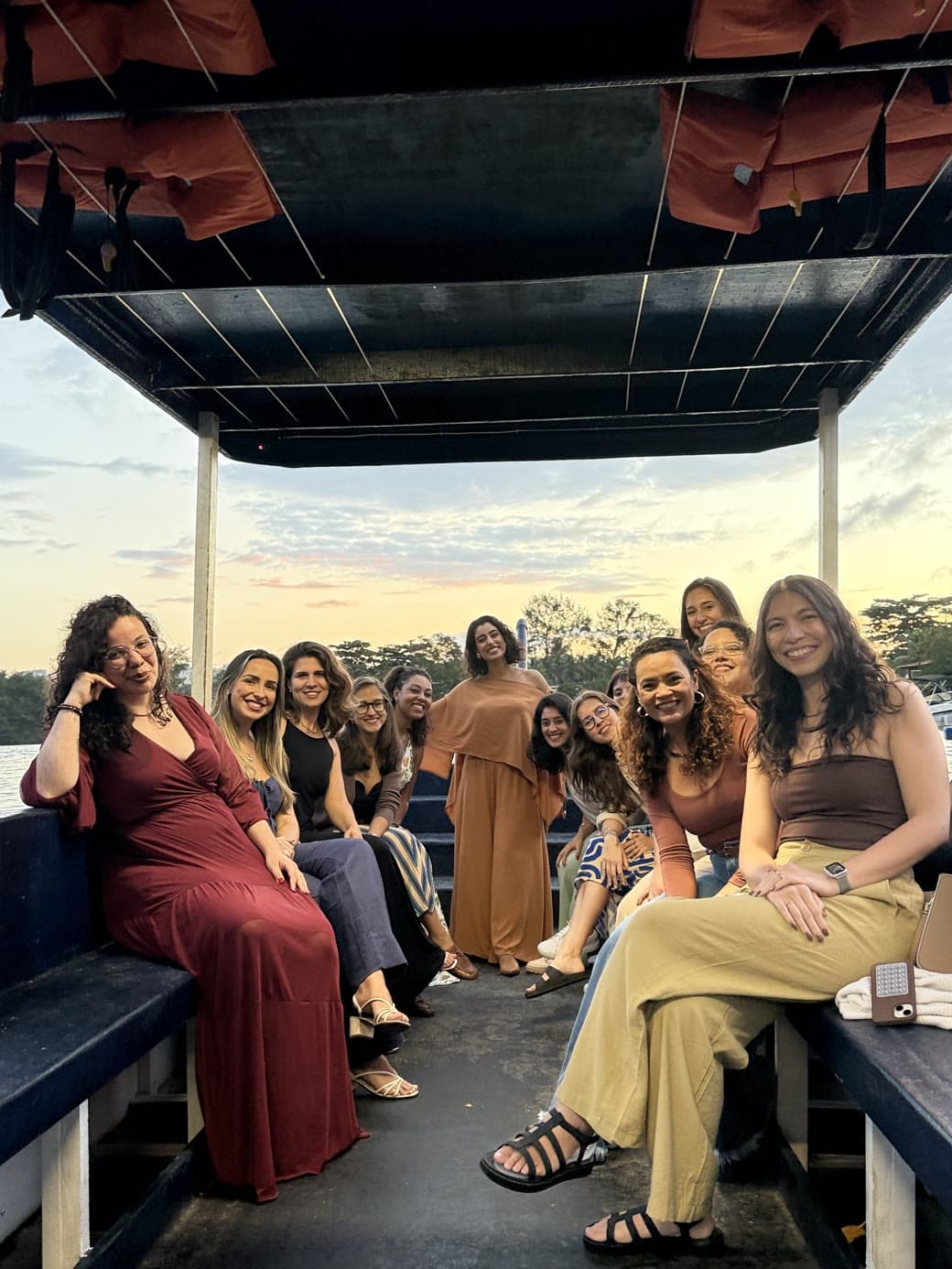 Mentoradas sorrindo juntas num barco