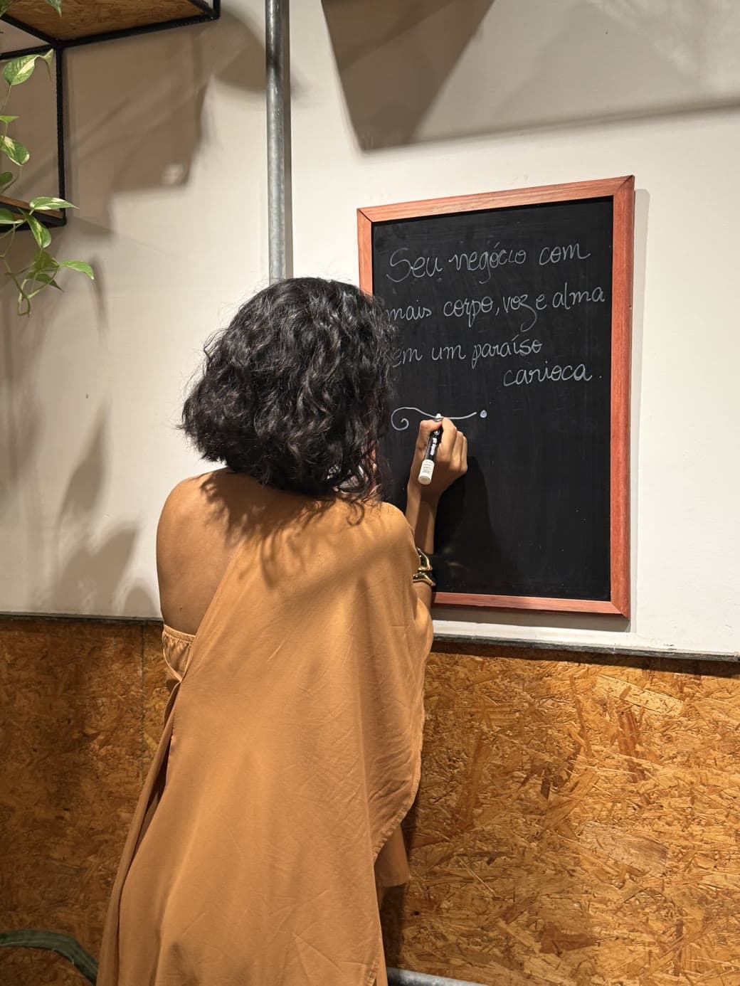 A Bia escrevendo num quadro-negro