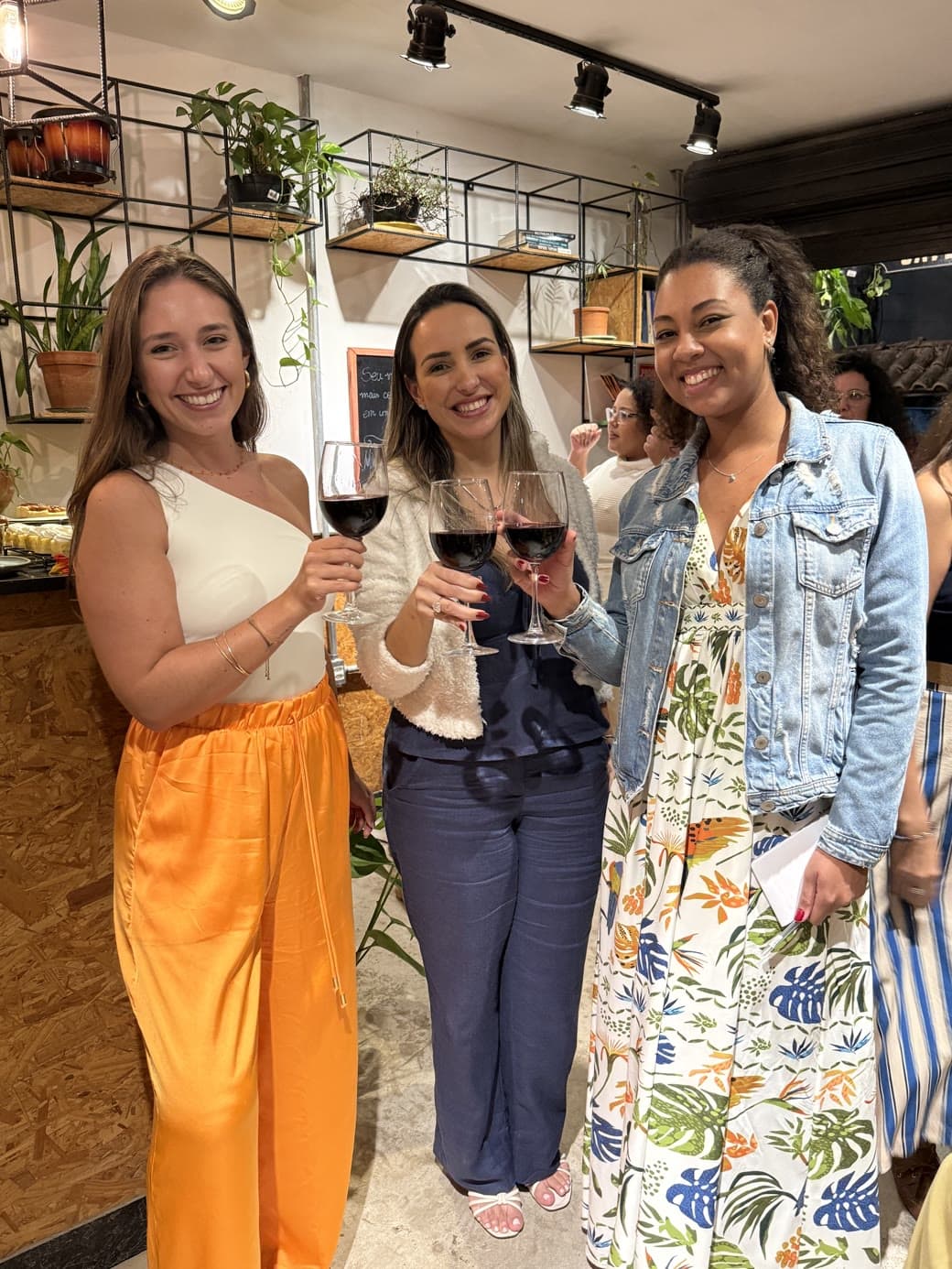 Três mentoradas brindando com vinho